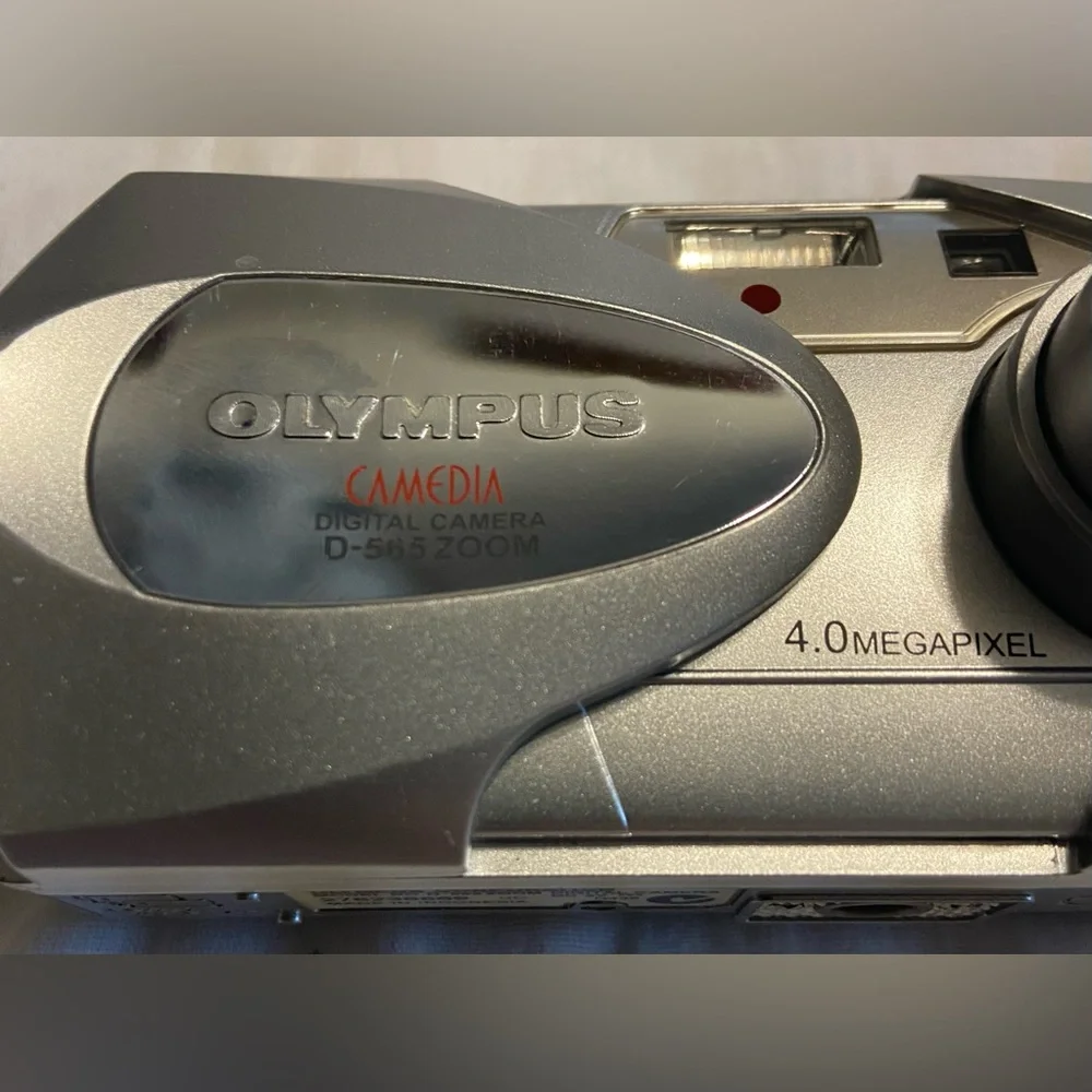 Olympus Camedia D-565 Zoom 4.0 MP Digital Camera Silver WORKS
